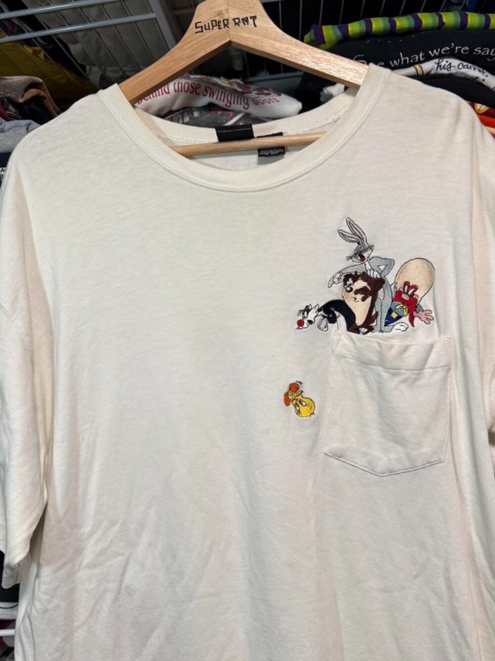 90s Warner Bros. Looney Tunes pocket t shirt white tweet bugs Taz Sylvester